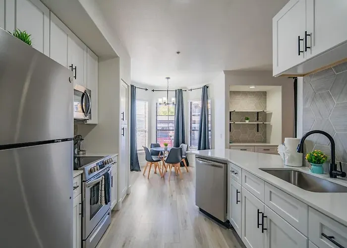 Stylish 2bd Kingbed With Pool, Hot Tub, Gym, Parking Apartment