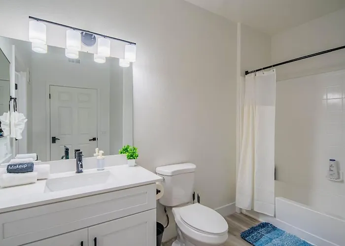 Stylish 2bd Kingbed With Pool, Hot Tub, Gym, Parking Glendale