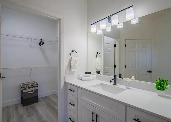 Stylish 2bd Kingbed With Pool, Hot Tub, Gym, Parking Apartment Glendale