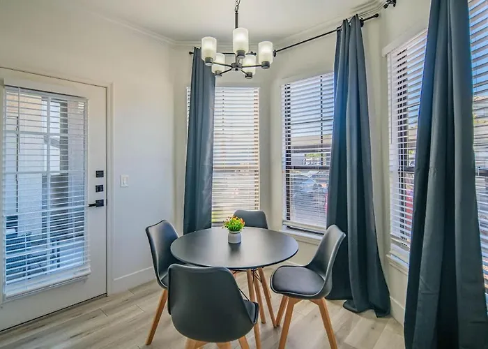 Stylish 2bd Kingbed With Pool, Hot Tub, Gym, Parking