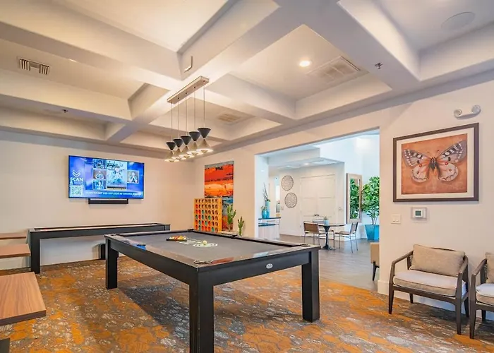 Stylish 2bd Kingbed With Pool, Hot Tub, Gym, Parking