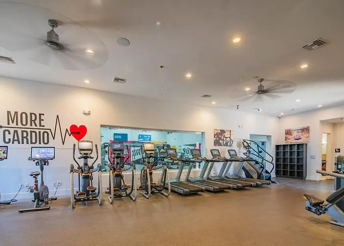 Stylish 2bd Kingbed With Pool, Hot Tub, Gym, Parking