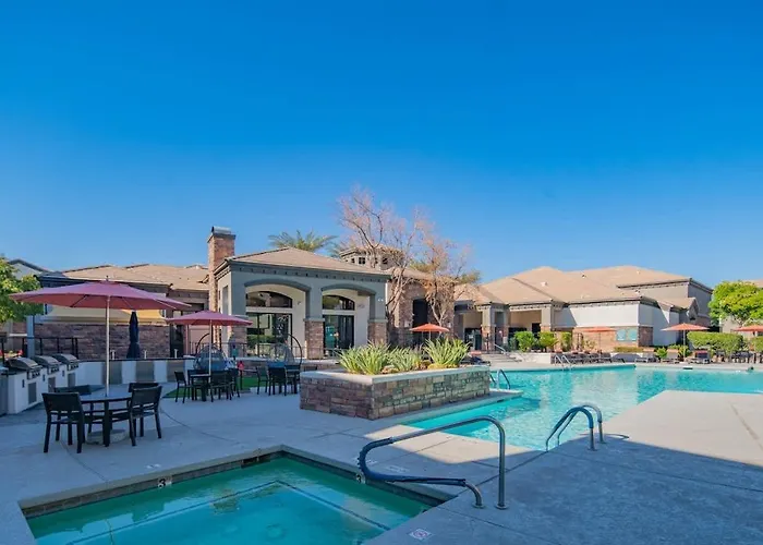 Stylish 2bd Kingbed With Pool, Hot Tub, Gym, Parking *