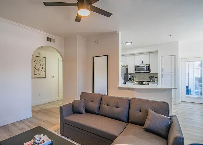 Apartment Stylish 2bd Kingbed With Pool, Hot Tub, Gym, Parking *
