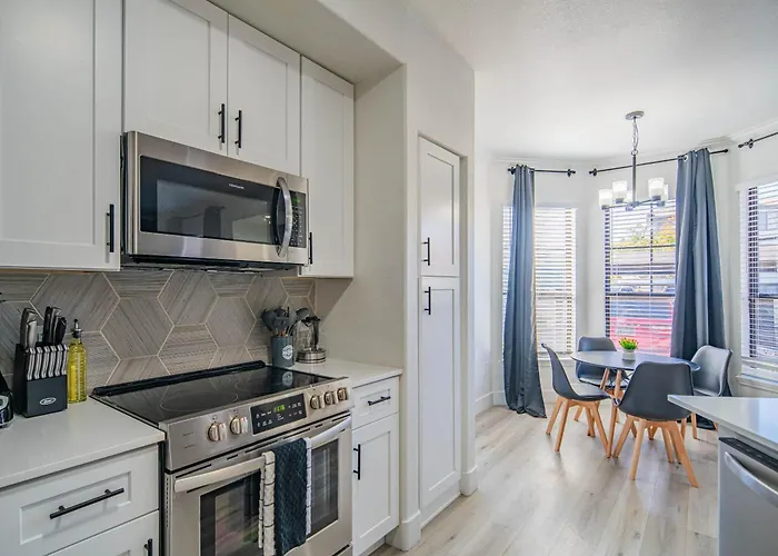 Apartment Stylish 2bd Kingbed With Pool, Hot Tub, Gym, Parking *