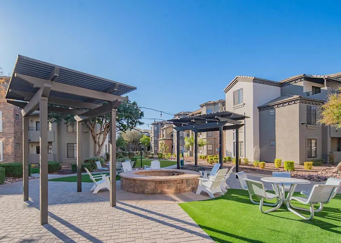Stylish 2bd Kingbed With Pool, Hot Tub, Gym, Parking *