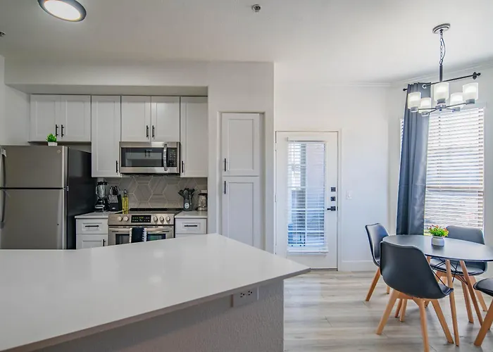 Stylish 2bd Kingbed With Pool, Hot Tub, Gym, Parking