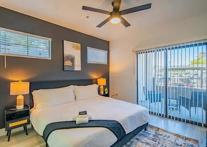Stylish 2bd Kingbed With Pool, Hot Tub, Gym, Parking Apartment Glendale