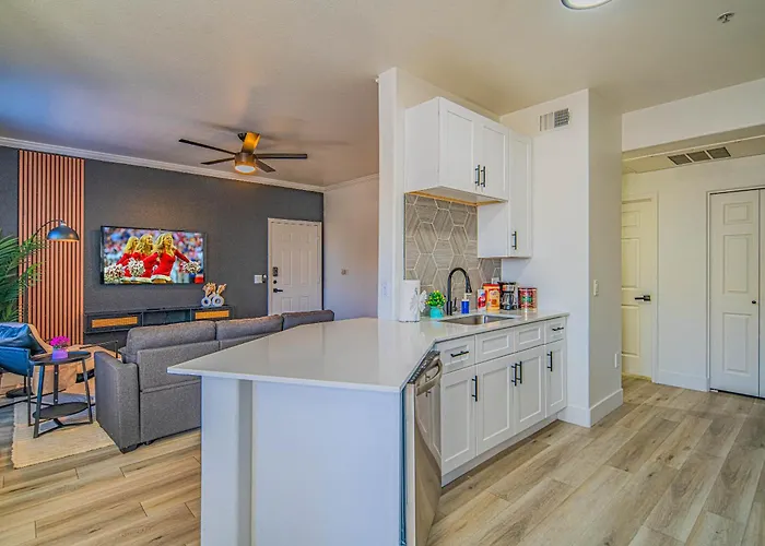 Stylish 2bd Kingbed With Pool, Hot Tub, Gym, Parking Apartment