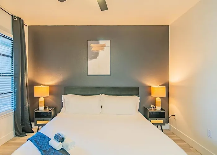 Stylish 2bd Kingbed With Pool, Hot Tub, Gym, Parking Apartment *