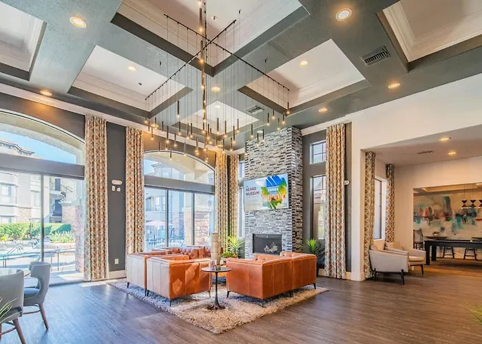 Apartment Stylish 2bd Kingbed With Pool, Hot Tub, Gym, Parking