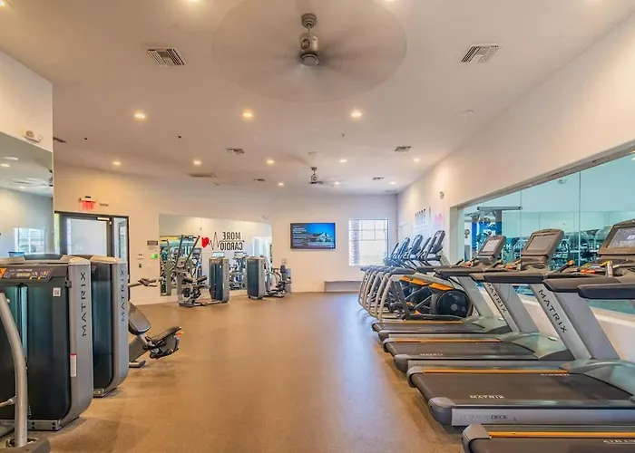 Stylish 2bd Kingbed With Pool, Hot Tub, Gym, Parking