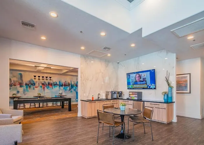 Apartment Stylish 2bd Kingbed With Pool, Hot Tub, Gym, Parking *